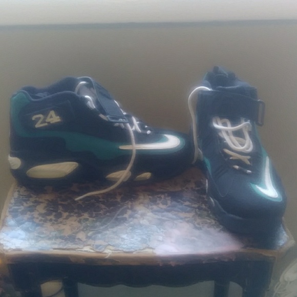 Gently used shoes - Picture 6 of 7